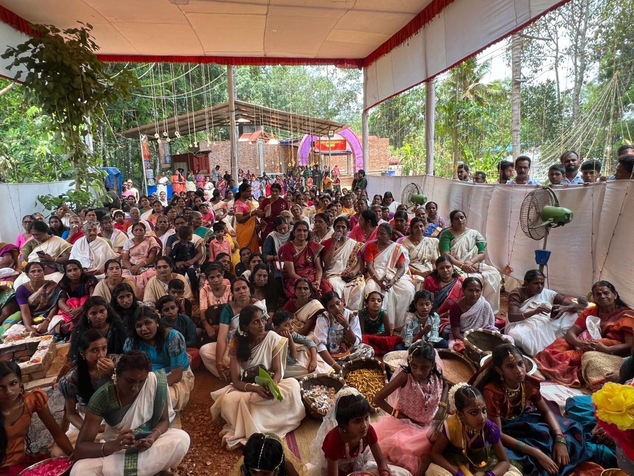 ഭക്തർ പൂജയിൽ