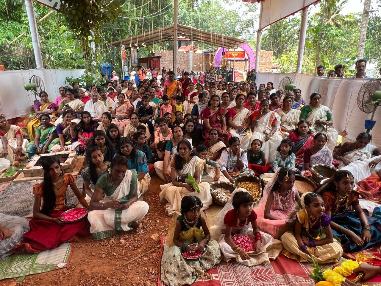 ഭക്തർ പൂജയിൽ