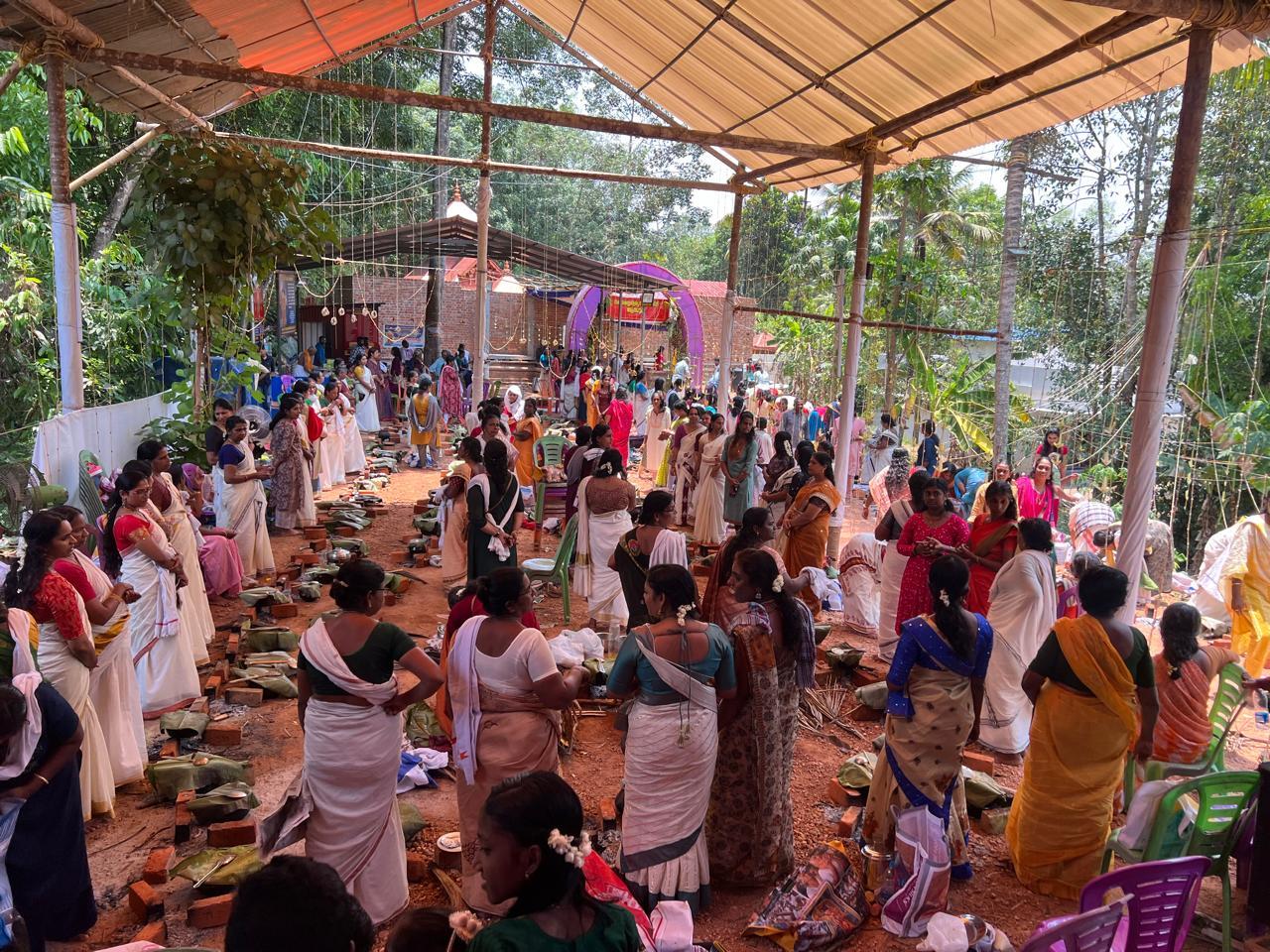 ഭക്തർ പൂജയിൽ