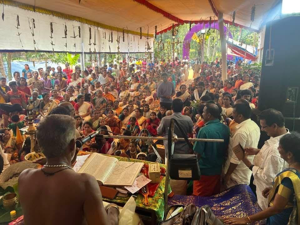 ഭക്തർ പൂജയിൽ