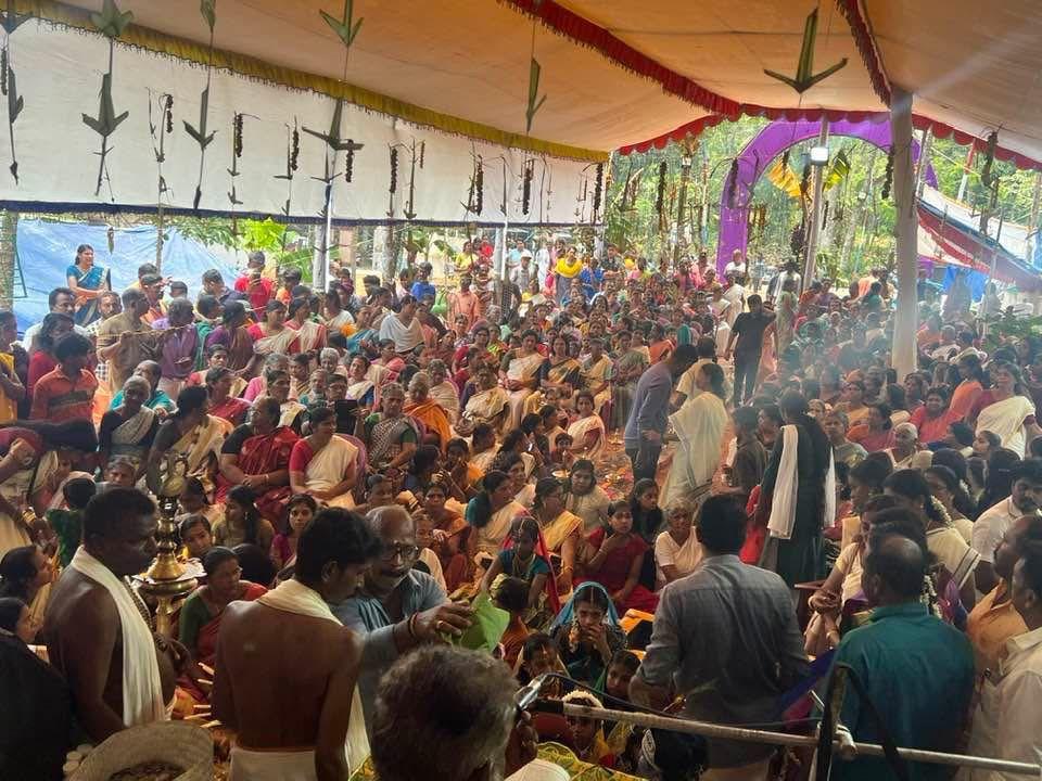 ഭക്തർ പൂജയിൽ