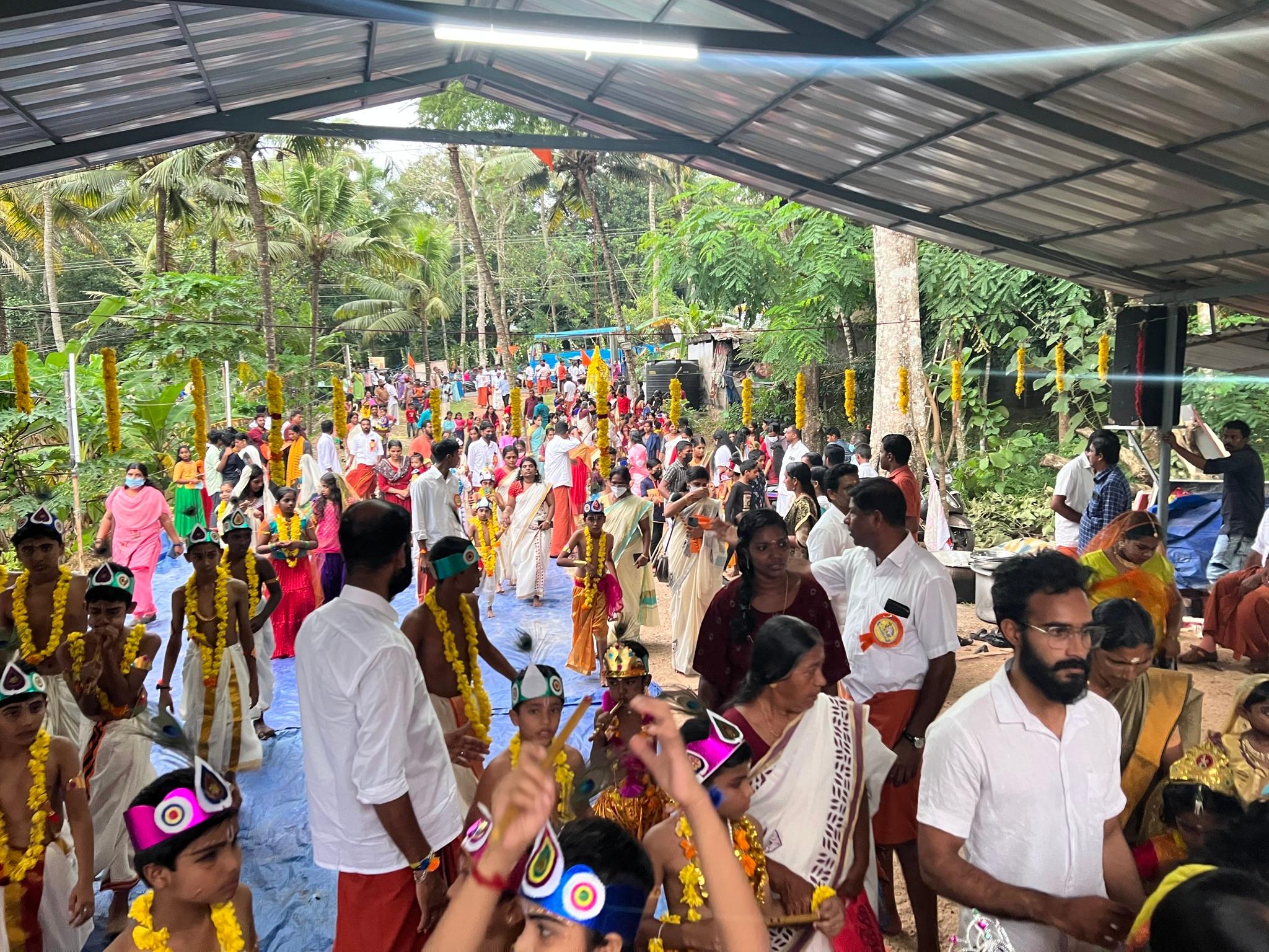 ഭക്തർ പൂജയിൽ